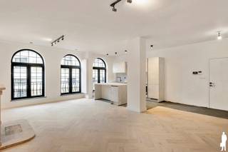 <p><strong>Prachtig gerenoveerd appartement (149 m²) met 2+ slaapkamers en zonnig terras nabij centrum Mechelen.</strong></p>
<p><strong>BEKIJK ZEKER ONZE (VIRTUELE) GRONDPLANNEN EN ATTESTEN VOOR DE INDELING EN EXTRA INFORMATIE.</strong></p>
<p>Ontdek dit prachtig gerenoveerde appartement dat in 2025 met veel oog voor kwaliteit en detail werd afgewerkt, waarbij authentieke elementen behouden bleven. Met een bewoonbare oppervlakte van 149 m², een lichtrijke indeling en een zonnig zuidgericht terras biedt deze woonst een unieke combinatie van karakter en hedendaags comfort. Bovendien geniet u van een uitstekende ligging aan de stadsrand van Mechelen, op wandel- en fietsafstand van het centrum, winkels, scholen, openbaar vervoer en met een vlotte verbinding naar de E19.</p>
<p>ALGEMENE KENMERKEN:</p>
<ul>
<li>Zeer ruim, lichtrijk en karaktervol appartement met een bewoonbare oppervlakte van 149 m²</li>
<li>Kwalitatieve totaalrenovatie in 2025 met behoud van authentieke elementen</li>
<li>Ideale ligging aan de stadsrand, op wandel- en fietsafstand van het bruisende centrum van Mechelen</li>
<li><span>Zuidgericht terras met open zicht</span></li>
<li><span>Gemeenschappelijke fietsenstalling</span></li>
<li>Nabijgelegen autostaanplaatsen optioneel bij aan te kopen</li>
</ul>
<p><strong>TECHNISCHE KENMERKEN:</strong></p>
<ul>
<li>EPC: 112 kWh/(m²/jaar) – Label B</li>
<li><span>Elektrische installatie conform het AREI</span></li>
<li><span>Asbestveilig</span></li>
<li><span>Verwarming op aardgas</span></li>
</ul>
<p><strong>INDELING:</strong></p>
<ul>
<li>Zeer ruime en lichtrijke leefruimte met open keuken (50 m²)</li>
<li>Polyvalente ruimte: ideaal als bureau, extra zithoek (17 m²)</li>
<li><span>Aparte wasplaats</span></li>
<li>Moderne badkamer met douche, dubbele lavabo en toilet</li>
<li><span>Apart gastentoilet</span></li>
<li>Master bedroom (23 m²) met toegang tot het terras</li>
<li>Aanpalende kamer die kan dienen als slaapkamer, dressing, ... <span>(11 m²)</span></li>
<li>Tweede ruime slaapkamer (16 m²) met toegang tot het terras</li>
<li><span>Zonovergoten terras (9 m²)</span></li>
</ul>