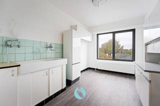 Dit appartement is gelegen in een rustige woonwijk van Wondelgem, op wandel- en fietsafstand van winkels, scholen, openbaar vervoer en een...