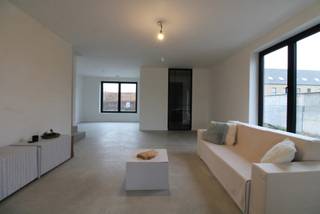 VOLLEDIG AFGEWERKTE en INSTAPKLARE halfopen BEN (dus ZEER ENERGIEZUINIG) nieuwbouwwoning op 428m². Halfopen VOLLEDIG AFGEWERKTE BEN (E-peil max E10) nieuwbouwwoning gelegen op een mooi perceel van +- 428m². Deze woning ligt op zeer gunstige en rustige ligging, namelijk in een doodlopende straat én op wandelafstand van Hoogstraten centrum. Deze prachtige woning heeft een ruime en lichte woonkamer met open keuken met keukeneiland (met combi-oven, ijskast, afwasmachine, inductiekookplaat, etc.), bureauruimte, 2 aparte toiletten, bergingen, 2 mooie badkamers waarvan de ene met inloopdouche én ligbad alsook een dubbel lavabomeubel en de andere met inloopdouche en lavabomeubel, 4 grote slaapkamers en een ruim terras met grote en zonnige tuin met een mooi tuinhuis. Er is eveneens achteraan een toegang voorzien tot de privé tuin. Bovendien betreft het een BEN woning (E-peil max E10) en is deze woning dus o.a. voorzien van zonnepanelen, vloerverwarming, warmtepomp en een ventilatiesysteem type D met warmterecuperatie. Deze woning is VOLLEDIG AFGEWERKT en is instapklaar. Graag meer info of een afspraak voor een bezichtiging? Contacteer ons op 0472/98.33.10 of vastgoed@8c8.be