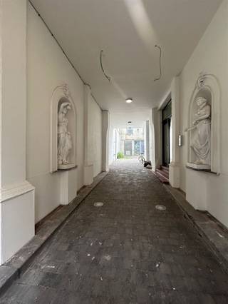 <p>In de Brouwerstraat, nabij de Leuvense Vismarkt bieden wij u een achtergelegen loods aan. De loods is makkelijk te bereiken en heeft een oppervlakte van meer dan 350m².<br />Mogelijkheden: *een invulling van de huidig vergunde functie "bedrijvigheid" OF een functiewijziging naar "gemeenschapsvoorzieningen met een lokaal karakter"<br /><br />Meer informatie of een bezichtiging ter plaatse?<br />Dat kan!<br />Contacteer onze vastgoedmakelaar Jacky: jacky@connect-immo.be of 0495 53 46 49</p>