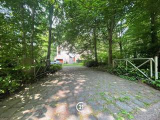 Welkom bij deze bijzondere woning gelegen in het groene Lettelingen (Bois de Strioux) op het einde van doodlopend straatje. Dit is een vorstelijk familiehuis met vier slaapkamers en 2 badkamers, gebouwd op een royaal perceel van 4195 vierkante meter. Met een bewoonbare oppervlakte van 263 vierkante meter biedt deze woning voldoende ruimte voor een gezin dat op zoek is naar comfort en privacy. De woning is architectonisch interessant uitgevoerd en beschikt over moderne voorzieningen. Het eigentijdse design combineert elegantie met functionaliteit. Een grote living ruimte biedt de perfecte plek voor ontspanning en familiebijeenkomsten, terwijl de goed uitgeruste keuken met veel raamoppervlak aangenaam daglicht biedt. De openheid tussen de leefruimtes creëert een aangename woonsfeer. Vier slaapkamers geven voldoende mogelijkheden voor familiebehoefte, gastenverblijf of werkruimte. De woning beschikt over een praktische garage voor opberging . Een mooie tuin en bos ideaal voor buiten ontspannen of genieten van een maaltijd. Het terrein rondom is grotendeels bebost en uiterst waardevol vanuit ecologisch perspectief. Een machtig groen gordijn van oude bomen omgeeft het huis en creëert een serene, beschermde omgeving. Dit groene karakter biedt volledige privacy en een ontsnapping naar de natuur, terwijl u toch dicht genoeg bij alles blijft. De combinatie van ruimte, privacy, moderne faciliteiten en natuurlijke schoonheid maakt dit een werkelijk opvallend aanbod op de residentiële markt. Mogelijkheid om naastliggende bouwgrond aan te kopen op 47are49 aan 450000€. Epc C 238, 20 zonnepanelen, cv stoololie. Te bezoeken.