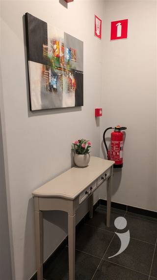<p><span>Ce bel appartement meublé est prêt à accueillir de nouveaux résidents. L'appartement est situé dans le quartier de la gare d'Aarschot et sur d'importantes voies d'accès (E314 - Leuvensesteenweg). Les escaliers vous amènent au 3ème étage où vous avez une belle vue sur la ville et donc pas de bruit de bus ou de trains.</span></p><p><span> </span></p><p><span>  L'espace de vie avec cuisine ouverte dispose d'une belle terrasse. La salle de bains est équipée d'une douche spacieuse et d'un lavabo. À l'arrière se trouve la chambre principale avec une grande fenêtre qui apporte beaucoup de lumière naturelle et une sensation d'espace. Il y a une pièce de rangement pour placer le lave-linge/sèche-linge.</span></p><p><span> </span></p><p><span> </span></p><p><span>Disponible immédiatement.</span></p><p><span>Pas de charges communes supplémentaires.</span></p><p><span> </span></p><p><span>Serez-vous le premier occupant de cet appartement élégant ? </span><span>Demandez votre visite via notre site web</span></p><p><span> </span></p>
