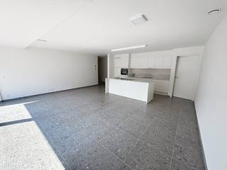 Residentie Nelly geniet van een centrale ligging langs de Pannestraat te Veurne, op minder dan 400 m wandelen van de Grote Markt en het stadspark. Tevens vlotte verbinding richting de kust en alle invalswegen (E40).<br /><br />Dit appartement beschikt over een oppervlakte van 136m² en is reeds volledig geschilderd!<br /><br />INDELING:<br />- Inkomhal met afzonderlijk toilet;<br />- Aangename leefruimte/eetplaats met open ruime keuken voorzien van alle nodige apparaten;<br />- Berging met aansluiting voor wasmachine;<br />- Slaapkamer 1 ;<br />- Badkamer met douche en wasmeubel;<br />- Slaapkamer 2 met aansluitende badkamer voorzien van douche en wasmeubel;<br />- Terras .<br />-Ruime garagebox<br /><br />Tevens kunnen alle bewoners genieten van de gemeenschappelijke groenzone aan de achterzijde van het terrein.<br /><br />Appartement voorzien van kwalitatieve materialen: Grando keukens met Siemens toestellen, composiet werkblad, overal keramische tegelvloer, aluminium schrijnwerk, …<br /><br />Zeer energiezuinig! Vloerverwarming in combinatie met collectieve warmtepomp installatie (lucht-water) en zonnepanelen.<br /><br /><br /><br /><br /><br />beschikbaar vanaf 01/10/2026<br /><br />Ben je geïnteresseerd in dit pand te huur in Veurne? Ga naar de website www.dewaele.com, klik op het pand dat je wenst te huren. Via de rode knop "vraag je bezoek aan" vragen we u kort een profiel in te vullen.