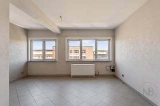 Dit verzorgd appartement is uitstekend gelegen aan de Dieplaan in Genk, een centrale locatie op wandelafstand van het bruisende stadscentrum. In de onmiddellijke omgeving vindt u tal van winkels, supermarkten, horecazaken, scholen, banken en andere dagelijkse voorzieningen. Daarnaast bevinden het station van Genk, verschillende bushaltes en belangrijke invalswegen zich vlakbij, waardoor u geniet van een uitstekende bereikbaarheid. Een bijkomende troef is de ruime, gratis parking aan de Hooiplaats, op slechts enkele minuten wandelen van het appartement. <br /><br />Het appartement is gelegen op de vijfde verdieping aan de voorzijde van het gebouw en beschikt over een bewoonbare opp. van 48 m². Dankzij de praktische indeling en de aangename lichtinval vormt dit appartement een ideale woonst voor alleenstaanden, koppels of als investeringspand.<br />De indeling omvat een inkomhal met gastentoilet, een lichtrijke leefruimte met open keuken, één slaapkamer en een badkamer uitgerust met een douche, wastafel en aansluiting voor een wasmachine.<br />Tot slot beschikt het appartement in de kelderverdieping over een privatieve kelderberging.<br /><br />Is dit appartement iets voor u? Neem contact met ons op via het nummer 089/20.34.34. <br />