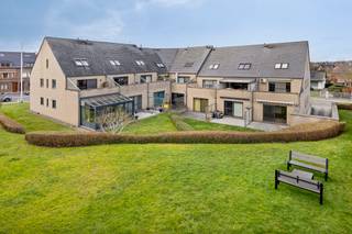 <p><strong>Modern en lichtrijk wonen met een groen accent.</strong></p><p></p><p><strong>Dit verzorgde gelijkvloerse appartement combineert de rust van een gemeenschappelijke tuin met de nabijheid van het centrum van Herent. Het appartement beschikt over twee slaapkamers, een zonnig terras en een praktische indeling die direct een thuisgevoel creëert, een kelderberging en een autostaanplaats.</strong></p><p></p><p><em>Heb je interesse en wil jij als eerste de kans grijpen om jouw droomwoning te ontdekken? We trappen onze verkoop af met een </em><strong><em>exclusieve “Avant-Première” op vrijdag 17/07 en zaterdag 18/07</em></strong><em>. Plan nu jouw bezoek via de ‘Plan jouw bezoek’ knop. De richtprijs bedraagt 349.000 euro. De biedingstermijn loopt tot en met 20/07. Bekijk hieronder het Avant-première reglement.</em></p><p></p><p>De inkomhal met vestiaireruimte zet de toon door een glazen deur die de leefruimte verbindt en extra lichtinval binnenlaat. In de woonkamer zorgt de massieve parketvloer in combinatie met dimbare led-inbouwspots voor een eigentijdse en warme uitstraling.<br />De halfopen keuken is functioneel ingericht met een bijbehorende eethoek.<br />Directe toegang tot de buitenruimte is gegarandeerd via het grote schuifraam in de leefruimte.</p><p></p><p>Het appartement telt twee slaapkamers en een badkamer uitgerust met douche, toilet en wastafel.<br />Een interne berging met aansluiting voor een wasmachine verhoogt het dagelijkse gebruiksgemak.</p><p></p><p>Buiten geniet je op het zuidgerichte terras van een vrij zicht op de gemeenschappelijke tuin.<br />Bij het appartement horen bovendien een kelderberging en een autostaanplaats in het ondergrondse garagecomplex.</p><p></p><p>Residentie "Bijlok" (1997) wordt beheerd door een syndicus.<br />De provisie voor de maandelijkse kosten (incl brandverzekering) bedraagt 140 €/maand.</p><p></p><p>Gunstige EPC: 158 kWh/m²/jaar (label B).</p><p>Verwarming: er werden recent nog nieuwe warmtepompen geplaatst. Het pand is asbestveilig, de elektriciteit is conform, voorzien van vliegenramen en is uitstekend onderhouden.</p><p><br />Door de centrale ligging en de onmiddellijke instapklaarheid is dit appartement zowel geschikt voor eigen bewoning als een waardevaste investering.</p><p><strong><em>Wij nodigen je graag uit om de troeven van dit appartement ter plaatse te ontdekken.</em></strong></p>