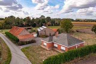 Hoeve met woning en voormalige stallen te koop gelegen in prachtig gebied Maldegemveld - Burkel.Gelegen tussen Maldegem en Knesselare, langs de Oude...