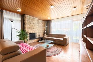<p><u><strong>Te koop:</strong></u> ruime open bebouwing in Zaventem, gelegen in een rustige straat nabij het centrum, openbaar vervoer, park en invalswegen.<br /><br />Deze villa uit 1969 biedt veel mogelijkheden voor wie op zoek is naar een woning met potentieel. Dankzij de ligging in een kalme buurt geniet je van privacy en toch alle voorzieningen binnen handbereik. Voor de handige koper is dit een mooi project om naar eigen smaak te moderniseren. De tuin van 200 m² en de praktische indeling maken dit huis ideaal voor gezinnen.<br /><br /><u><strong>Belangrijkste ruimtes:</strong></u><br />• Living (18 m²) met toegang tot de eetkamer (18 m²)<br />• Keuken (11 m²) met directe verbinding naar de veranda<br />• 4 slaapkamers (10 m², 11 m², 14 m², 17 m²)<br />• Badkamer (8 m²)<br />• Garage (28 m²) en staanplaats<br />• Bureel (12 m²)<br />• Tuin (200 m²) en terras<br /><br /><u><strong>Troeven:</strong></u><br />• Mooie villa in rustige straat<br />• Veel mogelijkheden<br />• Voor de handige mensen een mooi project<br /><br />Meer informatie of een bezoek met Joery Van De Gucht? Contacteer ons via +3223351115<br />JOUW DROOMHUIS. ZO GEVONDEN!</p>