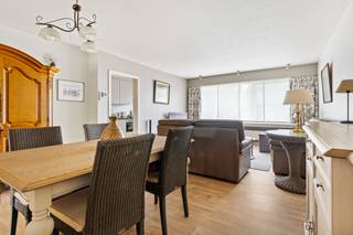 <div><div> <p>Gelijkvloers appartement met tuin en garagebox.</p><p>Ruim gelijkvloers appartement van ca. 91 m² met een tuin van ca. 60 m² en toegang tot de achterliggende garagebox. Het appartement omvat een inkomhal met afzonderlijk toilet en berging. De leefruimte staat in verbinding met de ingerichte keuken, voorzien van een oven, keramische kookplaat, dampkap, ijskast en diepvries. Verder is er een tussenkamer die kan worden gebruikt als hobbykamer of dressing. Er zijn twee slaapkamers, waarvan één met rechtstreekse toegang tot de tuin. Het appartement beschikt eveneens over een privatieve kelderberging. De verwarmingsketel werd vernieuwd en is een condensatieketel op aardgas. De ramen achteraan werden vernieuwd en zijn voorzien van elektrische rolluiken. Ook aan de voorzijde zijn rolluiken aanwezig. Het dak werd vernieuwd en geïsoleerd. De garagebox is afzonderlijk aan te kopen voor € 25.000. </p></div> </div>