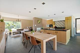 Op een uitstekende ligging, op wandelafstand van het dorpscentrum, bevindt zich deze totaal gerenoveerde woning. <br /><br />Bij het binnenkomen wordt u verwelkomd in een ruime inkomhal met gastentoilet en een praktische ingemaakte vestiaire. Van hieruit bereikt u de ruime leefruimte, die dankzij een stijlvolle nieuwbouwuitbreiding geniet van een overvloed aan natuurlijk licht. De woonkamer, eetplaats en open keuken vloeien naadloos in elkaar over. De grote raampartijen creëren een fijne connectie met de tuin.<br /><br />De moderne open keuken werd afgewerkt met kwalitatieve materialen. Aansluitend bevinden zich een praktische wasplaats en de toegang tot de kelder, ideaal als extra bergruimte.<br /><br />Op de eerste verdieping vindt u drie volwaardige slaapkamers (16m²/13m²/13m²) en een bijzonder ruime badkamer. <br /><br />Verder beschikt de woning nog over een ruim terras en een aparte garage met automatische poort. <br /><br />Troeven:<br />+ Volledig gerenoveerde woning (2018) met nieuwbouwuitbreiding<br />+ Centrale ligging op wandelafstand van het dorpscentrum en met een vlotte verbinding naar de belangrijkste invalswegen<br />+ Ruim perceel van 666 m² met onderhoudsvriendelijke tuin<br />+ Drie volwaardige slaapkamers en een ruime badkamer<br />+ Praktische wasplaats, kelder en aparte garage bieden extra bergruimte <br />+ Uitgerust met 12 zonnepanelen <br /><br />Heeft u interesse in deze mooie woning? Neem dan contact op met VB Vastgoed via 03 337 50 70 of info@vbvastgoed.be.