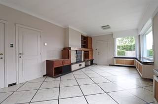 Verzorgde woning met 3 slaapkamers op 800 m² vlakbij de Markt van Pittem.U komt de woning binnen via de inkomhal met directe toegang tot de...