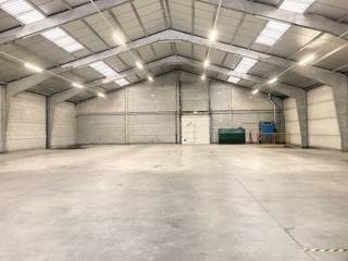 Warehouse with office of approximately 800 m² for rent in Kuurne. The warehouse is located near various access roads and the...