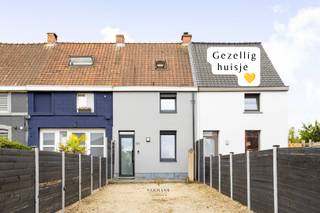 Deze charmante woning met lange oprit situeert zich aan de rand van de stad in een rustige en aangename buurt. De woning werd over de jaren zeer goed onderhouden en is daarom ook onmiddellijk instapklaar.  <br /><br />Indeling gelijkvloers: lichtrijke open leefruimte met living en eetplaats. Achteraan open keuken met eethoek en extra berging/wasplaats. Badkamer met toilet, lavabo en bad/douche. <br /><br />De eerste verdieping heeft 2 ruime slaapkamers (één vooraan en één achteraan). De haast afgewerkte zolder biedt een mooie derde grote slaapkamer. <br /><br />Buiten is het aangenaam vertoeven op het zuid gerichte terras. De tuin is volledig ingesloten en perfect voor dierenliefhebbers en zeer veilig voor de kinderen te spelen. Toffe buurt op 5 min rijden van het centrum van Ronse. <br /><br />Voor een bezoek of meer info, contacteer Fabienne op het nr 0475/34.00.40<br />We helpen u graag verder met jullie zoektocht naar een nieuwe thuis.<br /><br /> 