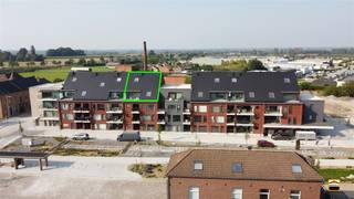 <p><span>Stijlvol en energiezuinig wonen in het groen: <br />nieuwbouw duplex met zuidgericht terras, hoogwaardige afwerking en een <br />topligging aan de Fruitspoorroute. </span><span><br /></span><span><br />Ontdek dit prachtige nieuwbouw duplexappartement, volledig afgewerkt met oog voor detail <br />en kwaliteit. Gelegen aan de rand van de Fruitspoorroute geniet u hier van een unieke <br />combinatie van rust, natuur en bereikbaarheid. Tal van wandel- en fietsroutes brengen u door <br />het schilderachtige Haspengouwse landschap, terwijl winkels, scholen en andere voorzieningen <br />zich op korte afstand bevinden.<br /><br />Het appartement baadt in het natuurlijke licht dankzij de grote raampartijen, wat zorgt voor <br />een aangenaam en ruimtelijk gevoel in de leefruimtes. De hoogwaardige materialen en verzorgde <br />afwerking dragen bij tot een hedendaags en comfortabel woonniveau.<br /><br />De indeling van het appartement is bovendien bijzonder doordacht. Het is perfect mogelijk om <br />comfortabel op één verdieping te wonen, terwijl het open tweede plateau tal van mogelijkheden <br />biedt, zoals een bureauruimte, hobbykamer, extra zithoek of logeerruimte. Deze open structuur <br />zorgt niet alleen voor flexibiliteit, maar versterkt ook het gevoel van ruimte en licht. <br /><br />Ook op energetisch vlak scoort deze woning uitstekend. Het appartement voldoet aan de geldende <br />energienormen en wordt verwarmd met een hoogrendementsketel op gas, wat zorgt voor een <br />efficiënte en comfortabele verwarming met een beperkt energieverbruik.<br /><br />Een absolute troef is het ruime, zuidgericht terras waar u in alle rust kunt genieten van de zon, ideaal <br />om te ontspannen of gasten te ontvangen. Daarnaast bestaat de mogelijkheid tot aankoop van een <br />ondergrondse autostaanplaats, wat extra comfort en praktische meerwaarde biedt.<br /><br />Kortom, een instapklaar en stijlvol duplexappartement op een topligging, perfect voor wie comfortabel <br />wil wonen in een groene en toch centrale omgeving, met aandacht voor energiezuinig en duurzaam <br />wonen.</span></p>