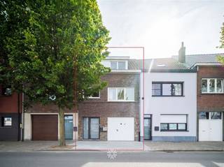 <p><span>GENTBRUGGE - Lichtrijk duplex-appartement met 2 slaapkamers + mogelijkheid kinderkamer/bureau</span></p><p><span> </span></p><p><span>Gelegen in de Mellestraat 99 te Gentbrugge, vinden we deze instapklare duplex met twee slaapkamers. Dankzij de centrale ligging biedt dit appartement een toekomstgerichte woonopportuniteit, zowel voor eigen bewoning als voor wie op zoek is naar een interessante investering.</span></p><p><span> </span></p><p><span>De belangrijkste troeven:</span></p><p><span> </span></p><ul><li><span>Grote raampartijen en natuurlijke lichtinval</span></li><li><span>Vlotte verbinding naar het centrum, winkels en openbaar vervoer</span></li><li><span>Zuid geörienteerd terras met mogelijke uitbreiding tot 20 m</span><span><sup>2</sup></span></li><li><span>Geen gemeenschappelijke kosten</span></li><li><span>Twee volwaardige slaapkamers + mogelijkheid 3e kamer</span></li><li><span>Eigen aparte ingang</span></li><li><span>Aanwezigheid zolder met mogelijkheid extra isolatie te plaatsen</span></li></ul><p><span> </span></p><p><span> </span></p><p><span>Indeling: </span></p><p><span>Eigen aparte inkomhal met berging, leefruimte met open keuken, aangename zithoek, eetkamer en toegang tot het zonnig terras. </span></p><p><span>Badkamer met inloopdouche en dubbele lavabo. Op de verdieping bevinden zich twee ruime slaapkamers + mogelijkheid extra kamer/bureau. </span></p><p><span>Zolderberging</span></p><p><span> </span></p><p><span>Belangrijk: </span></p><p><span>Richtprijs: </span><span>299.000 EUR</span></p><p><span>EPC:</span><span> 334 kWh/m² jaar </span></p><p><span> </span></p><p><span>Interesse? contacteer Axel Lenaerts makelaars voor meer info via 09 245 24 24 of <span>hannelore@axellenaerts.be</span></span><span> </span></p><p><span> </span></p>