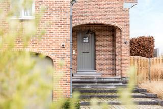 Cette villa prête à emménager se distingue par son espace, son confort et sa qualité. Elle est parfaite pour les familles, les familles recomposées, les télétravailleurs ou ceux qui recherchent un espace supplémentaire pour leurs loisirs. La maison a été entretenue avec soin et finie avec des matériaux durables et de qualité. Grâce à son EPC B avantageux et aux nombreuses rénovations récentes, vous n'avez vraiment plus rien à faire : il vous suffit d'emménager et de profiter.<br /><br />Vous entrez dans la maison par le hall d'entrée avec toilettes pour invités. Au rez-de-chaussée, vous trouverez également un bureau, un débarras pratique, une salle à manger et une cuisine ouverte entièrement équipée. Les grandes baies vitrées apportent beaucoup de lumière naturelle et créent une belle connexion avec le jardin.<br />À l'arrière se trouve une terrasse ensoleillée, idéale pour les longues soirées d'été. Sur le côté de la maison, une deuxième terrasse vous permet de profiter du soleil à tout moment de la journée.<br /><br />À l'étage, vous trouverez une chambre principale spacieuse avec salle de douche attenante, double lavabo et toilettes. Il y a également cinq autres chambres à coucher, une salle de bains rénovée avec baignoire et lavabo, et des toilettes séparées. Idéal pour les familles nombreuses ou recomposées.<br /><br />Atouts supplémentaires : double garage avec portes automatiques, cave chauffée, parfaite comme salle de loisirs ou espace de rangement supplémentaire, nouvelle chaudière à gaz économique, 18 panneaux solaires.<br /><br />Appelez Jordi au 0477/32.61.53.