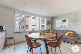 Dit volledige <strong>gerenoveerde</strong> <strong>appartement</strong> met één slaapkamer heeft een <strong>uitstekende</strong> <strong>locatie</strong> vlakbij het strand, de haven en de Grote Markt. Er is tevens een <strong>tramhalte</strong> op slechts <strong>150 meter. </strong><br /><br />Bij het binnenkomen komt u meteen terecht in de <strong>lichtrijke</strong> <strong>leefruimte</strong> met <strong>open</strong> <strong>keuken</strong>. Deze is voorzien van alle basisbenodigdheden. Dankzij de grote raampartijen kunt u genieten van een <strong>aangenaam</strong> <strong>daglicht</strong>. Verder beschikt het appartement over een <strong>aparte</strong> <strong>slaapkamer</strong> en <strong>badkamer</strong> met <strong>douche</strong>. <br /><br />Het appartement is gelegen op een <strong>tweede</strong> <strong>verdieping</strong> in een gebouw zonder lift. <br /><br />Gezien de <strong>vele</strong> <strong>troeven</strong> kan dit appartement zowel gebruikt worden als vaste woonst, tweede verblijf of als investering.