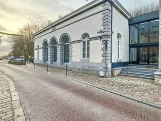 Op zoek naar een unieke locatie?Een zeer goede visibiliteit belangrijk?Voldoende ruimte nodig voor bureau en/of handel?Dan bent u hier aan het juiste...
