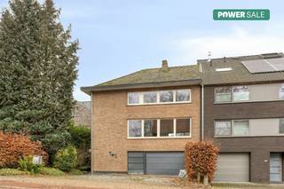 De eigendom wordt aangeboden via de Power-sale formule. Op 20/03/2026 tussen 15:00 en 18:00 kan u de woning op afspraak komen bezichtigen en een bod uitbrengen. De vermelde prijs is een instelprijs. Voor meer info, gelieve contact op te nemen met de dossierverantwoordelijke.Driegevelwoning met extra studio/kantoor of praktijk, op een toplocatie in het centrum van Grimbergen!Winkels, scholen, openbaar vervoer, horeca, het prachtige Prinsenbos en het bruisende centrum: je bereikt het allemaal in enkele minuten te voet.De woning zelf straalt ruimte en mogelijkheden uit. Op het gelijkvloers vind je niet alleen een ruime inkomhal met garage, maar ook een volledig aparte studio met een eigen toegang, slaapkamer, kitchenette, badkamer en grote polyvalente ruimte — ideaal voor praktijkruimte, kantoor aan huis, co-housing, een kangoeroewoning, verhuur, of een comfortabele plek voor studerende kinderen of logees.Op de eerste verdieping geniet je van een lichte en uitnodigende leefruimte bestaande uit living met bureauhoek, een gezellige eetruimte en een praktische keuken met een veranda die toegang biedt tot de tuin. Op de tweede verdieping bevinden zich de 3 slaapkamers en de badkamer, logisch en comfortabel ingedeeld.Een mooi pluspunt: de woning beschikt over een goede EPC-score C!Dankzij de driegevelstructuur geniet je bovendien van extra lichtinval, een aangename buitenruimte rondom de woning en handige parkeermogelijkheden. Kortom: een veelzijdige en sfeervolle bel-etagewoning op een uitzonderlijke centrale locatie in Grimbergen — een comfortabele woning, met extra ruimte voor woon of werk mogelijkheden. De vermelde prijs is een startprijs, bieden vanaf 530.000 euro.Wenst u meer informatie, contacteer olivia.laporte@dewaele.com of Dewaele Grimbergen 02 744 18 88