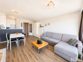 Goed onderhouden studio op toplocatie te Nieuwpoort-Bad.<br /><br />Deze instapklare studio gelegen op de 4e verdieping van residentie Den Oever bevat een inkom met slaaphoek (stapelbed), een badkamer, kleine afgesloten berging, halfopen keuken, leefruimte en terras. Vanop het terras kunt u genieten van het prachtige zicht op de pier en havengeul. <br /><br />Bij de studio hoort een praktische kelderberging.<br /><br />Deze studio is ideaal zowel als tweede verblijf of als investering.<br /><br />Het is mogelijk om een ruime garage aan te kopen in de residentie: vraagprijs 89.000 EUR.<br /><br />Graag een bezoek? bel of mail info@vastgoednova.be of 0469/155 155