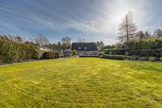 Instapklare villa op zeer rustige ligging in Brecht. Indeling van de villa:Gelijkvloers:Aangelegde oprit met parkeermogelijkheid en toegang via...