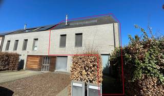 Modern energiezuinig duplex appartement met een unieke indeling en prachtig uitzicht.<br /><br />Dit stijlvolle appartement biedt op het gelijkvloers een uitnodigende inkomhal. <br /><br />Op de eerste verdieping bevinden zich twee ruime slaapkamers, een badkamer, een apart toilet en een handige berging. <br /><br />De tweede verdieping verrast met een lichtrijke woonkamer die uitkijkt op de omgeving, een volledig ingerichte keuken en een ruim terras waar je in alle rust kan genieten. <br /><br />Gelegen in een rustige buurt met voldoende parkeergelegenheid in de straat, en op slechts enkele minuten van de autosnelweg en supermarkten zoals Aldi, Lidl en Delhaize. <br />Een ideale woonst voor starters die op zoek zijn naar comfort en een unieke woonervaring.<br /><br />Geen gemeenschappelijke kosten.<br /><br />Vrij vanaf 1 juli 2026.<br /><br />EPC: 97 kWh/m² - UC: 20250313-0003552425-RES-1