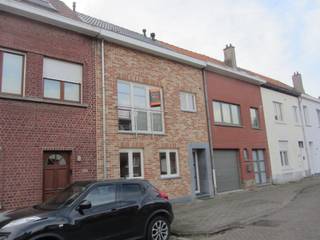<strong>Rustig gelegen recent duplex appartement (2010) in het centrum van Sterrebeek.</strong><br /><br />Eerste verdieping: Living (36m²) met mooi zuid gericht terras (16m²) en open volledig geïnstalleerde keuken, aparte WC.<br />Tweede verdieping: 2 slaapkamers, badkamer met ligbad met douche, aparte WC en berging.