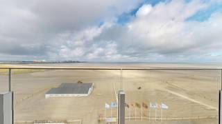 Appartement gelegen op de 7de verdieping op de zeedijk in Heist. Dit aangename hoekappartement biedt een prachtig frontaal zeezicht en achteraan een mooi uitzicht over Heist. Het appartement beschikt over een inkom met apart toilet, een lichtrijke leefruimte met één van de terrassen en een semi-open keuken. Verder zijn er twee volwaardige slaapkamers en een badkamer uitgerust met zowel een ligbad als een douche. Dankzij de grote ramen geniet het appartement van een mooie natuurlijke lichtinval. Het pand beschikt over twee terrassen, waarvan één noordgericht en één zuidgericht. Het appartement is bovendien uitgerust met een recent vernieuwde individuele condensatieketel op gas en nieuwe dubbele beglazing. Er is tevens de mogelijkheid om een garage aan te kopen, gelegen op wandelafstand van het appartement.