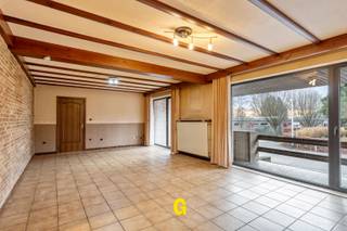 Dit op te frissen gelijkvloersappartement met drie slaapkamers, individuele garage, privétuin en een ruime netto bewoonbare oppervlakte van 124...