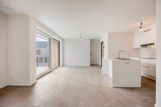 APP op 1e verdieping in residentie DIANTHUS I app 1.4 Dit appartement in Residentie Dianthus I is gelegen in het rustige nieuwbouwproject Anjelierenlaan in Denderleeuw. Rondom de residentie is er een ruime groenzone waar de bewoners van de verkaveling rustig kunnen wandelen, spelen,.. maar vooral: genieten van de omgeving. Het appartement geniet van veel lichtinval, heeft 2 slaapkamers, een badkamer met inloopdouche, een zeer ruime open leefruimte en een privaat terras. Bovendien is het volledige appartement voorzien van vloerverwarming en is het afgewerkt met zeer kwalitatieve materialen. Het gebouw beschikt tevens over een ondergrondse parking waarbij er voor iedere wooneenheid autostaanplaatsen of garages te koop zijn. Elk appartement beschikt over een berging en enkele fietsplaatsen. Zie jij jezelf hier wonen? Bel Ewout op 0497 588 888 of mail naar contact@huysmanbouw.be voor meer informatie. Meer info over het project op huysmanbouw.be