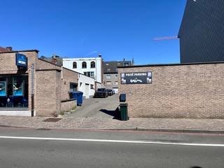 <p>Ben u op zoek naar een centraal gelegen locatie met parkeergelegenheid om uw commerciële activiteit uit te baten, dan is dit uw kans !!<br /><br />Het pand te <strong>Oude Vesten 6</strong> bevindt zich in tweede bouwlijn (<u>niet zichtbaar van op straat)</u> en beslaat een bruikbare oppervlakte gelijk aan 128m<sup>2</sup>. De gelijkvloerse ruimte kan benut worden voor een tal aan beroepsdoeleinden (cfr: https://www.ronse.be/nl/afgebakend-commercieel-centrum).<br /><br />Huidige indeling: inkom, handelsruimte/praktijkruimte/kantoren, hal, bureel, kitchenette, apart toilet, technische berging en een inpandige garage. Tevens is het mogelijk tot het bijhuren van extra parkeerplaatsen aan 50 EUR/mnd. (open parkeerterrein, weg van de straat).<br />Troeven: centrale ligging, volwaardige bruikbare oppervlakte, parkeergarantie en diverse professionele uitbating mogelijk.<br /><strong>Vrij vanaf 1/02/2027</strong>.<br /><br />EPC in aanvraag (toekenning kadastrale identificatie).<br />Voor meer informatie en/of bezichtiging, contacteer IMMOBOSS: 055 600 100 of ronse@immoboss.be<br /><br />*𝘌𝘳 𝘸𝘦𝘳𝘥𝘦𝘯 𝘥𝘳𝘪𝘦 𝘈𝘐-𝘨𝘦𝘨𝘦𝘯𝘦𝘳𝘦𝘦𝘳𝘥𝘦 𝘧𝘰𝘵𝘰'𝘴 𝘵𝘰𝘦𝘨𝘦𝘷𝘰𝘦𝘨𝘥 𝘰𝘮 𝘦𝘦𝘯 𝘮𝘰𝘨𝘦𝘭𝘪𝘫𝘬𝘦 𝘣𝘦𝘮𝘦𝘶𝘣𝘦𝘭𝘥𝘦 𝘪𝘯𝘳𝘪𝘤𝘩𝘵𝘪𝘯𝘨 𝘷𝘢𝘯 𝘩𝘦𝘵 𝘱𝘢𝘯𝘥 𝘵𝘦 𝘪𝘭𝘭𝘶𝘴𝘵𝘳𝘦𝘳𝘦𝘯.</p>