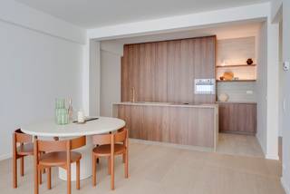 <p>Welkom in residentie AM51, gelegen aan de Amerikalei. Hier bevindt zich dit volledig energiezuinig gerenoveerde appartement op de vijfde verdieping van een vernieuwd gebouw. Op wandelafstand vindt u het KMSKA, de levendige Marnixplaats met tal van gezellige cafés en restaurants, én het vernieuwde Zuidpark. Dankzij de centrale ligging geniet u bovendien van een uitstekende bereikbaarheid, met vlotte verbindingen naar het stadscentrum en de belangrijkste invalswegen.</p>
<p>Het appartement beschikt over een ruime en lichtrijke leefruimte met een open keuken, die stijlvol werd afgewerkt in notelaar. Het keukeneiland is voorzien van een elegant travertin werkblad en vormt een echte blikvanger in de ruimte. Daarnaast is de keuken uitgerust met kwalitatieve inbouwtoestellen, wat zorgt voor optimaal comfort en gebruiksgemak.</p>
<p>Verder beschikt het appartement over een comfortabele slaapkamer en een stijlvolle badkamer, uitgerust met een ruime inloopdouche en een dubbele wastafel. In de hal vindt u bovendien een apart gastentoilet, een vestiairekast en een praktische berging met aansluiting voor wasmachine en droogkast.</p>
<p>Een privatieve kelderberging is inbegrepen.</p>
<p>Kortom een instapklaar en energiezuinig appartement op een absolute toplocatie in het hart van ’t Zuid, waar comfort, stijl en stedelijk wonen perfect samenkomen.</p>
<p>Interesse? Contacteer LISTED voor een bezoek: +32 3 283 51 51.</p>