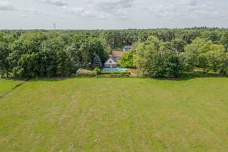 In een groene, doodlopende villawijk in Brasschaat wacht Dopheidelaan 12: een royale villa op 2.520 m² met zwembad en een uniek, wijds uitzicht op achterliggende weilanden. Je komt binnen via een indrukwekkende hal en geniet van een lichtrijke doorzonleefruimte, open keuken met zicht op tuin en water, en een ruime bijkeuken met extra bergruimte. Een aparte bureauruimte maakt thuiswerk of een vrij beroep mogelijk. Boven vind je 4 ruime slaapkamers en 2 badkamers, met volop plaats voor gezin en gasten. Het grote poolhouse met sanitair biedt extra mogelijkheden als studio, hobbyruimte of assistentiewoning. EPC 181 kWh/m² (label B), geen renovatieverplichting: een sterke basis die je eenvoudig naar eigen smaak opfrist. Verplichte vermeldingen: EPC: 181 kWh/m² / P-score: C / G-score: A / Vg- Wg - Gmo- Gvkr - Vv