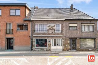 Deze te renoveren gesloten woning met leuke stadstuin bevat op het gelijkvloers een ruime (nog in te delen) inkomhal, een ruime en lichtrijke leefruimte, een basis keuken met aansluitend een terras, een wasplaats/berging en een toilet. Op de eerste verdieping is er een nachthal, drie slaapkamers en een badkamer met douche, lavabo en een toilet. De woning beschikt over alle comfort en wordt verwarmd met een mazoutkachel en elektrische straalradiatoren. Het buitenschrijnwerk bestaat deels uit PVC met dubbel glas, deels uit aluminium met enkel glas en deels uit hout met enkel glas. De woning beschikt eveneens over een grote zolder met potentieel. Het dak werd reeds vernieuwd. De totale oppervlakte van het perceel is 140m².<br />Wil u deze te renoveren stadswoning op een goede locatie bezoeken? Stuur een mail naar gunther@loimmo.be en wij nemen contact met u op.