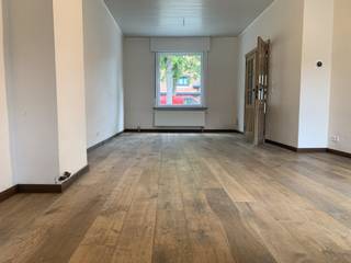 Deze gezellige rijwoning bevindt zich net buiten de stadspoorten, in een rustige woonwijk. Op wandelafstand bevinden zich winkels, scholen, openbaar vervoer... Er zijn voldoende parkeermogelijkheden in de straat. <br /><br />De woning beschikt over een inkomhal die toegang geeft tot een gerenoveerde leefruimte, afgewerkt met kwaliteitsvolle materialen. De vol eiken deuren en het prachtig parket geven de woning karakter. Aansluitend aan de leefruimte bevindt zich een praktische berging, alsook een keuken die met veel smaak werd ingericht. Ook bevindt de badkamer zich op het gelijkvloers met recente inloopdouche, toilet, dubbel lavabomeubel en aansluiting voor de wasmachine. Op de eerste verdieping zijn er 2 ruime kamers voorzien en verder is er nog een ruime zolder te vinden. <br /><br />Aan de achterkant van het huis bevindt zich een ruime, zuidgerichte tuin met terras en buitenberging. <br /><br />Beschikbaar: 15 november 2026<br /><br />