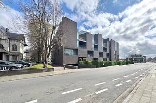 Ruim appartement te centrum Waregem nabij alles wat men nodig heeft, op wandelafstand van winkels, scholen en openbaar vervoer.Indeling: inkomhal met...