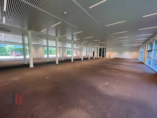 Magnificently located office space of 1,087 m² for rent near exit 1 (Ledeberg) of the E17 motorway as well as close to the Ghent city ring road...