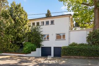 Voor meer info en foto’s, surf naar www.swevers.be – Welkom in deze ruime en karaktervolle open bebouwing aan de Visvangststraat 67 in Koersel. Deze voormalige dokterswoning combineert 238 m² bewoonbare oppervlakte met een zuidgericht perceel van 12a 79ca en biedt uitzonderlijk veel mogelijkheden.<br />De woning is instapklaar en uitstekend onderhouden. Via de centrale inkomhal bereik je de lichtrijke leefruimte van 30 m², de praktische keuken en de gezellige veranda met zicht op de tuin. Aan de voorzijde bevinden zich twee extra grote ruimtes, momenteel ingericht als bureau en tweede leefruimte. Ideaal voor wie droomt van een zelfstandige praktijk, zorggedeelte, thuiskantoor of extra leefzone. Op de eerste verdieping zijn er vijf volwaardige slaapkamers van 12 m² tot 21 m², perfect voor een groot gezin of wie graag extra ruimte heeft voor hobby’s, logees of werk. De badkamer is functioneel ingericht en sluit mooi aan op de praktische indeling. Een grote troef is de volledig onderkelderde oppervlakte van 87,5 m², geschikt als opslag, hobbyruimte of atelier. Daarnaast is er een ruime garage van 34 m² voor twee wagens; Buiten geniet je van een groene, privacyvolle zuidgerichte tuin en een ruim terras met elektrische luifel. Extra handig is de toegang achteraan het perceel. De ligging is rustig én centraal, vlak bij scholen, openbaar vervoer, winkels, restaurants, Be-Mine, het kioskplein en de mijnterril. Voor meer informatie, bel 011 255 155. Bron bewoonbare oppervlakte: EPC – verslag.