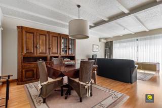 <p><span>Licht en praktisch 2-slaapkamerappartement met terras en garage te Mortsel</span></p><p><span>Gelegen op een centrale en goed bereikbare locatie in Mortsel, bevindt zich dit aangenaam appartement met twee slaapkamers, twee terrassen en een ruime leefruimte. Dankzij de doordachte indeling, veel natuurlijk licht en praktische voorzieningen vormt dit appartement een ideale woonst voor wie op zoek is naar comfort en rust in een levendige omgeving.</span></p><p><span> </span></p><p><span>Indeling</span></p><p><span>Inkomhal, leefruimte &amp; keuken</span></p><p><span>Bij het betreden van het appartement komt u terecht in een inkomhal met ingemaakte vestiairekast  handig voor jassen, schoenen en extra opbergruimte. De leefruimte aan de voorzijde is bijzonder licht dankzij het grote schuifraam. De ruimte is voorzien van airconditioning voor optimaal comfort tijdens warme zomerdagen. Aansluitend ligt een balkon.</span></p><p><span>De aparte keuken biedt voldoende kastruimte en werd bovendien aangevuld met een handige bergruimte met aansluiting voor wasmachine en droogkast.</span></p><p><span> </span></p><p><span>Slaapkamers &amp; badkamer</span></p><p><span>Via de nachthal bereikt u twee volwaardige slaapkamers, beide rustig gelegen aan de achterzijde van het appartement. Eén van de kamers biedt toegang tot een leuke terras dat zich over de volledige breedte van het appartement strekt!</span></p><p><span>Verder is er een apart toilet en een verzorgde badkamer met douche en lavabomeubel.</span></p><p><span> </span></p><p><span>Garage</span></p><p><span>Een ondergrondse garagebox kan mee aangekocht worden aan 24.500 euro.</span></p><p><span> </span></p><p><span>Extra troeven</span></p><p><span>- Centrale ligging in Mortsel</span></p><p><span>- Leefruimte met airconditioning</span></p><p><span>- Aparte keuken met extra bergruimte</span></p><p><span>- Optionele ondergrondse garagebox (24.500)</span></p><p><span>- Gunstige EPC B score</span></p><p><span>- 88 m² cfr. EPC</span></p><p><span>- Individuele HR verwarmingsketel </span></p><p><span>- Ideale indeling voor starters, koppels of investeerders</span></p><p><span> </span></p><p><span>Dit appartement combineert een praktische indeling met een uitstekende ligging en comfortabele leefruimtes. Plan vandaag nog uw bezoek en ontdek de mogelijkheden van dit aangename appartement in Mortsel.</span></p>