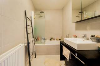 <p><span>Prachtig appartement te huur op toplocatie – rustig wonen in het hart van de stad!</span></p><p><span> </span></p><p><span>Dit schitterende appartement bevindt zich op een absolute toplocatie: midden in de stad, met alle voorzieningen, winkels, horeca en openbaar vervoer binnen handbereik, en toch geniet u hier van volledige rust en privacy.</span></p><p><span> </span></p><p><span>Het appartement beschikt over een ruime en lichtrijke leefruimte die naadloos aansluit op een gezellig terras met een aangenaam uitzicht op een rustig binnenplein.</span></p><p><span>De volledig ingerichte keuken is voorzien van alle nodige toestellen en wordt aangevuld met een praktische berging.</span></p><p><span>Verder omvat het appartement een verzorgde badkamer met douche- badcombinatie en lavabomeubel, een apart gastentoilet en twee comfortabele slaapkamers.</span></p><p><span> </span></p><p><span>Extra troeven:</span></p><ul><li><span>Ondergrondse parkeerplaats (€ 150/maand) </span></li><li><span>Gemeenschappelijke fietsenberging </span></li><li><span>Rustige en private ligging </span></li><li><span>Ruime leefruimte met veel lichtinval </span></li><li><span>Lift</span></li><li><span>Goede EPC-score !</span></li></ul><p><span> </span></p><p><span>Een ideale woonst voor wie comfortabel en zorgeloos wil wonen op een unieke locatie.</span></p><p><span> </span></p><p><span>Vrij vanaf 15 september 2026.</span></p><p><span>Provisie gemeenschappelijke kosten inclusief waterverbruik: €150/maand </span></p><p><span> </span></p><p><span>Interesse? Neem gerust contact op voor meer informatie of een bezichtiging.</span></p><p><span> </span></p><p><span> </span></p>