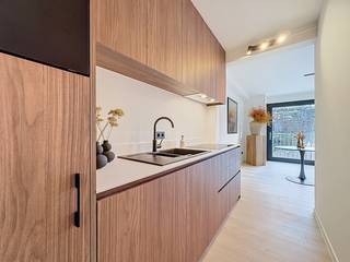 Ontdek dit prachtig gerenoveerde appartement op een steenworp afstand van de zee. Modern comfort gecombineerd met een frisse, stijlvolle uitstraling.<br />Het appartement beschikt over twee slaapkamers, een lichtrijke woonkamer met open keuken en een mooie badkamer. Ideaal als tweede verblijf of investering aan de kust. Privatieve kelder inbegrepen. Ref. Arosa 0204