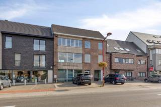 Dit voormalige bankkantoor is centraal gelegen in Steenokkerzeel, op wandelafstand van winkels, scholen, horeca en een bushalte. Dankzij de vlotte verbindingen zijn zowel Leuven als Brussel gemakkelijk bereikbaar.<br /><br />Het pand beschikt over 4 parkeerplaatsen aan de voorzijde en biedt verschillende mogelijkheden voor eigen gebruik, investering of herontwikkeling.<br /><br />Volgens het geldende RUP nr. 2 “Kasteel van Ham” is het perceel gelegen in een zone voor aaneengesloten bebouwing. Zowel eengezins- als meergezinswoningen zijn toegelaten. Daarnaast zijn onder voorwaarden ook diensten, vrije beroepen, kleinschalige handel, horeca, banken, verzekeringen en immobiliën mogelijk. Nevenbestemmingen mogen maximaal 50% van de totale vloeroppervlakte innemen.<br /><br />Er zijn maximaal 3 bouwlagen inclusief dakverdieping toegestaan, waarbij maximaal 2 woonlagen kunnen worden ingericht. Een derde bouwlaag of dakverdieping kan onder voorwaarden deel uitmaken van een duplex.<br /><br />Een interessante opportuniteit voor ondernemers, zelfstandigen, investeerders of ontwikkelaars die op zoek zijn naar een veelzijdig pand met een uitstekende ligging.<br /><br />De concrete bouw- en gebruiksmogelijkheden zijn steeds afhankelijk van de geldende voorschriften en de vereiste vergunningen.<br /><br />Meer informatie of een bezoek ter plaatse?<br />Contacteer Lotte via lotte@immogve.be of 0474 38 63 93.