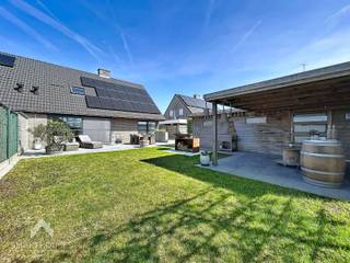 <p>Energiezuinige halfopen bebouwing in een rustige en kindvriendelijke omgeving bestaande uit een inkomhal met gastentoilet, gezellige leefruimte met eet-en zithoek + houtkachel, ruime uitgeruste keuken met eetplaats, garage met sectionale poort + wasplaats en een zuidwest gerichte tuin met een groot aangelegd terras en losstaande garage/tuinberging + overdekte lounge. Op het verdiep zijn 3 volwaardige slaapkamers, ingerichte badkamer (inloopdouche, ligbad, toilet en lavabo) en een trapluik naar de bergzolder.</p>
<p>Extra troeven:</p>
<ul>
<li>Energiezuinig</li>
<li>Alarm verisure</li>
<li>Voorzien van 20 zonnepanelen</li>
<li>Thuisbatterij</li>
<li>Conforme keuring elektriciteit</li>
<li>Regenwaterput van 7.000L</li>
<li>Aangelegde voortuin met private oprit voor meerdere wagens en elektrische poort</li>
<li>Instapklaar</li>
</ul>
<p></p>
<p>Deze woning is te koop ZONDER makelaar via het concept van Smart Houses! Wenst u verdere inlichtingen of bezoek? Contacteer rechtstreeks de eigenaar via 0471/88.64.01 (bereikbaar na 18u)</p>