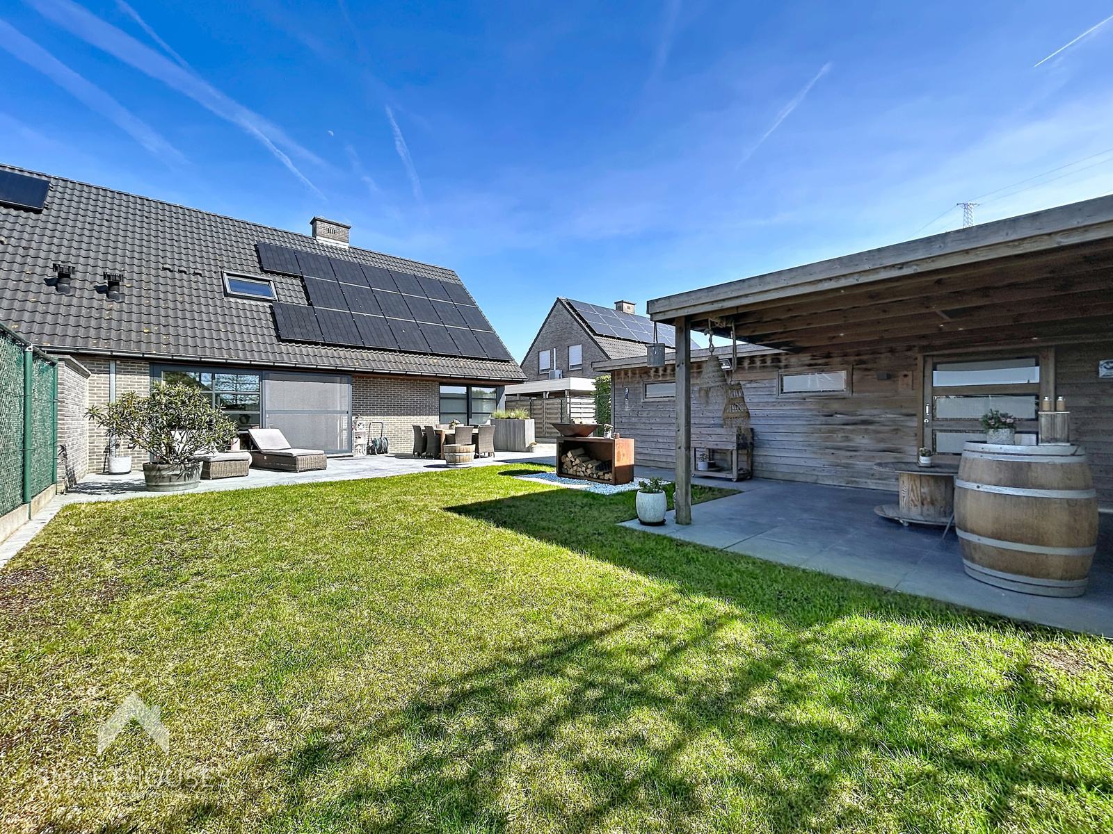 Instapklare woning met 3 slpks, 2 garages en aangelegde tuin - foto 2