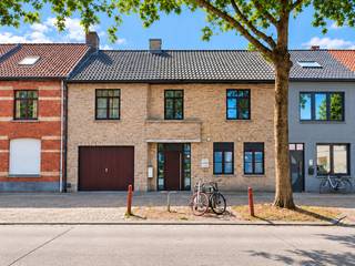 Bijzonder ruime en veelzijdige gezinswoning met praktijkruimte, 4 slaapkamers en zonnige tuin in het hartje van Sint-Kruis!<br /><br />Op een aangename en centrale locatie in het geliefde Sint-Kruis bevindt zich deze bijzonder ruime gezinswoning, waar comfortabel wonen en veelzijdigheid centraal staan. Dankzij de doordachte indeling, royale oppervlaktes en aangename lichtinval biedt deze woning tal van mogelijkheden voor gezinnen, zelfstandigen en vrije beroepers die wonen en werken op een kwalitatieve manier wensen te combineren. De ruime praktijk- of kantoorruimte vormt hierbij een absolute troef en kan desgewenst ook worden omgevormd tot een gelijkvloerse slaapkamer met ensuite badkamer, waardoor de woning eveneens mogelijkheden biedt voor levenslang wonen of een kangoeroewoning. <br /><br />Deze woning omvat volgende indeling: <br />Op het gelijkvloers: inkom- en ontvangstruimte met gastentoilet - aansluitend aan de inkom is er een praktijk- of kantoorruimte (32m²) - inkomhal privégedeelte met gastentoilet - lichtrijke eetruimte en living met gezellige houtkachel - volledige uitgeruste keuken met zicht op de tuin - berging en wasplaats aanpalend aan de keuken - ruime inpandige garage (26m²) met geautomatiseerde poort - zuidwest gerichte tuin omgeven door aangenaam groen met een zonnig terras.<br />Eerste verdieping: ruime nachthal met afzonderlijk toilet - 4 ruime, volwaardige slaapkamers - recente badkamer met inloopdouche en dubbele lavabo - extra polyvalente ruimte als bureau/dressing of praktische berging.<br />Tweede verdiep: zéér ruime en lichtrijke zolderruimte, bereikbaar via een uitklapbare trap<br /><br />De ligging in Sint-Kruis zorgt bovendien voor een ideale balans tussen rustig en residentieel wonen en een vlotte bereikbaarheid van het centrum van Brugge. Winkels, scholen, openbaar vervoer en diverse voorzieningen bevinden zich in de onmiddellijke omgeving.<br /><br />Voor verdere informatie of vrijblijvend bezoek contacteer Céline op 0476/60 60 23 of mail naar celine@immax.be