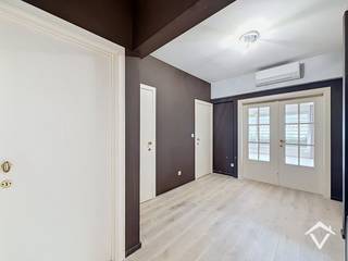 Strategisch gelegen dakappartement in centrum Roeselare. Alles is gelegen in de korte nabijheid van het appartement: scholen, het Geitepark, de winkelstraat, voedingszaken en vele verbindingswegen.<br /><br />Dit zeer ruim en gezellig appartement, gelegen in het centrum van Roeselare op de 3e verdieping. <br /><br />Het appartement omvat: Gemeenschappelijke inkomhal - lift - traphal - inkomhal - aparte berging - afzonderlijk toilet - ruime, lichtrijke woonkamer met parketvloer - gezellig terras - nieuwe ingerichte keuken - (was)berging - 3 slaapkamers waarvan 2 slaapkamers met elk een terras - nieuwe badkamer met badkamermeubel / douche / toilet. <br /><br />Troeven:<br />- Rustige residentie op gunstige ligging<br />- Energiezuinig! EPC-score B<br />- alle waterleidingen werden vernieuwd<br />- Lift aanwezig!<br />- Vrij bij akte (niet verhuurd)<br />- Warmtepompen met airco geïnstalleerd<br /><br />Mogelijkheid tot de aankoop van één afzonderlijke garage (momenteel verhuurd). Vroeger was het nettorendement: 3,12%!!