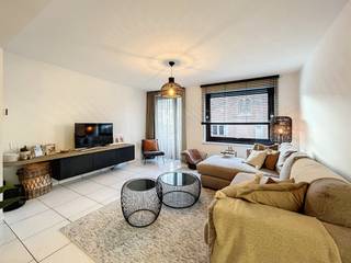 Dans la Hermans-Lybaertstraat, nous trouvons ce bel appartement d'une chambre à louer. L'appartement est équipé de tout le confort et dispose d'un bel espace de vie. À deux pas de l'appartement, vous trouverez des magasins, des transports en commun et Heist's Zeedijk. Disposition : - entrée avec toilettes invités et rangement- un salon spacieux avec coin salon et salle à manger- cuisine entièrement équipée - chambre à coucher avec armoires encastrées - salle de bain composée d'une baignoire douche et d'un lavabo- rangement privé au sous-sol- 2 crochets pour vélo Prix : - location de l'appartement : 780 €/mois- frais communs fixes : 60 €/mois- commission de consommation d'eau privée : 30 €/moisVous recherchez des propriétés à louer à Knokke-Heist ?Le moyen le plus rapide pour visiter cet appartement ? Demandez votre visite via le bouton rouge de notre site web (www.dewaele.com) et vous serez contacté par notre expert en location Arne. Les rendez-vous ne peuvent pas être pris par téléphone. Si vous avez d'autres questions, vous pouvez nous contacter par téléphone au 056 612 612.