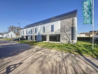 Energieneutrale (E-peil = - 9!) nieuwbouwwoning op een perceel van 323 m² is gelegen in een nieuwe straat zonder doorgaand verkeer.  Deze halfopen bebouwing op lot 6 beschikt over een ruime woonkamer met ingerichte eilandkeuken en zicht op de tuin. Er is een inpandige garage met automatische sectionaalpoort en en aparte wasplaats.Op de bovenverdieping zijn 3 volwaardige slaapkamers met ruime badkamer met bad én douche, apart toilet en berging. Vaste trap naar een grote zolderkamer welke kan ingericht worden naar een 4de of zelfs 5de slpk en zelfs extra badkamer.<br /><br />De chape en veluxen zijn reeds mee voorzien in de prijs. De interieurafwerking van je huis gebeurt volledig volgens je persoonlijke wensen. Reken hiervoor op begeleiding en expertise van ons interieurteam en partners. Bespaar fors op je energiefactuur, dankzij het doorgedreven isolatiepakket, warmtepomp met vloerverwarming ( + koeling) , ventilatiesysteem D en uitgebreid pakket zonnepanelen ( 7290 wp! ). Samen met de regenwaterput van 10.000L voldoet deze woning dus aan alle normen voor de toekomst! <br />Werken zijn gestart.<br /><br />De prijs is excl. btw en kosten. Bij Durabrik ben je zeker van een vaste prijs.<br />Download de brochure op https://durabrik.immo/evergem<br /><br />Heb je vragen? Contacteer ons dan via 09/280 60 60 of via info@durabrik.be<br /><br />*Afbeeldingen en oppervlaktes zijn indicatief.