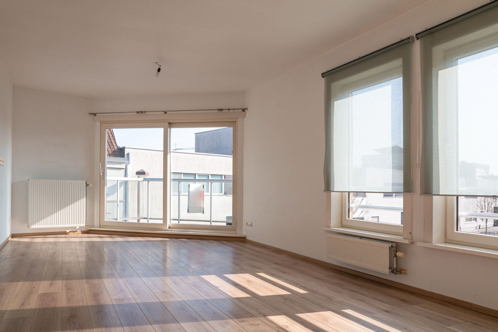 Centraal gelegen appartement met 2 slaapkamers, terras, berging en autostaanplaats TE KOOP in Waregem. - foto 4