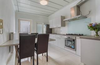 Bent u op zoek naar een instapklare woning in het hart van Oostende? Deze volledig vernieuwde rijwoning in het populaire Westerkwartier...