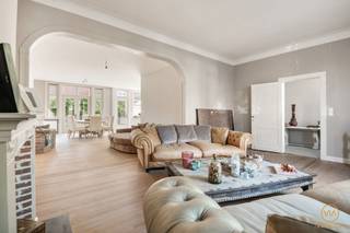 <p><span>Achter deze prachtige gevel schuilt zich een riante woning met maar liefst ca 320m² bew. opp. De woning bevindt zich op een interessante ligging in de Pulhofwijk tussen de Grote Steenweg en Berchem station. Het geheel werd in 2022 grotendeels gerenoveerd en heeft achteraan nog een polyvalente koetshuis (goed voor 2 wagens met nog 3 extra staanplaatsen vooraan). Mooie inkomhal met op de volledige breedte aan de achterzijde de vernieuwde open keuken die doorgang geeft op de tuin/binnenplein met acces naar de achterliggende koetshuis. Vooraan treffen we een schitterende leefruimte op parket.Verd. 1 : vooraan een masterbedroom met dressing en eigen badkamer en aan de achterzijde thans een schitterende kamer (voormalig waren dit er 2). Verd2.: drie extra slaapkamers en een 2de badkamer. Volledig onderkelderd. </span></p><p><span>Prima gezinswoning op toplocatie!</span></p><p><span> </span></p><p><span> </span></p>